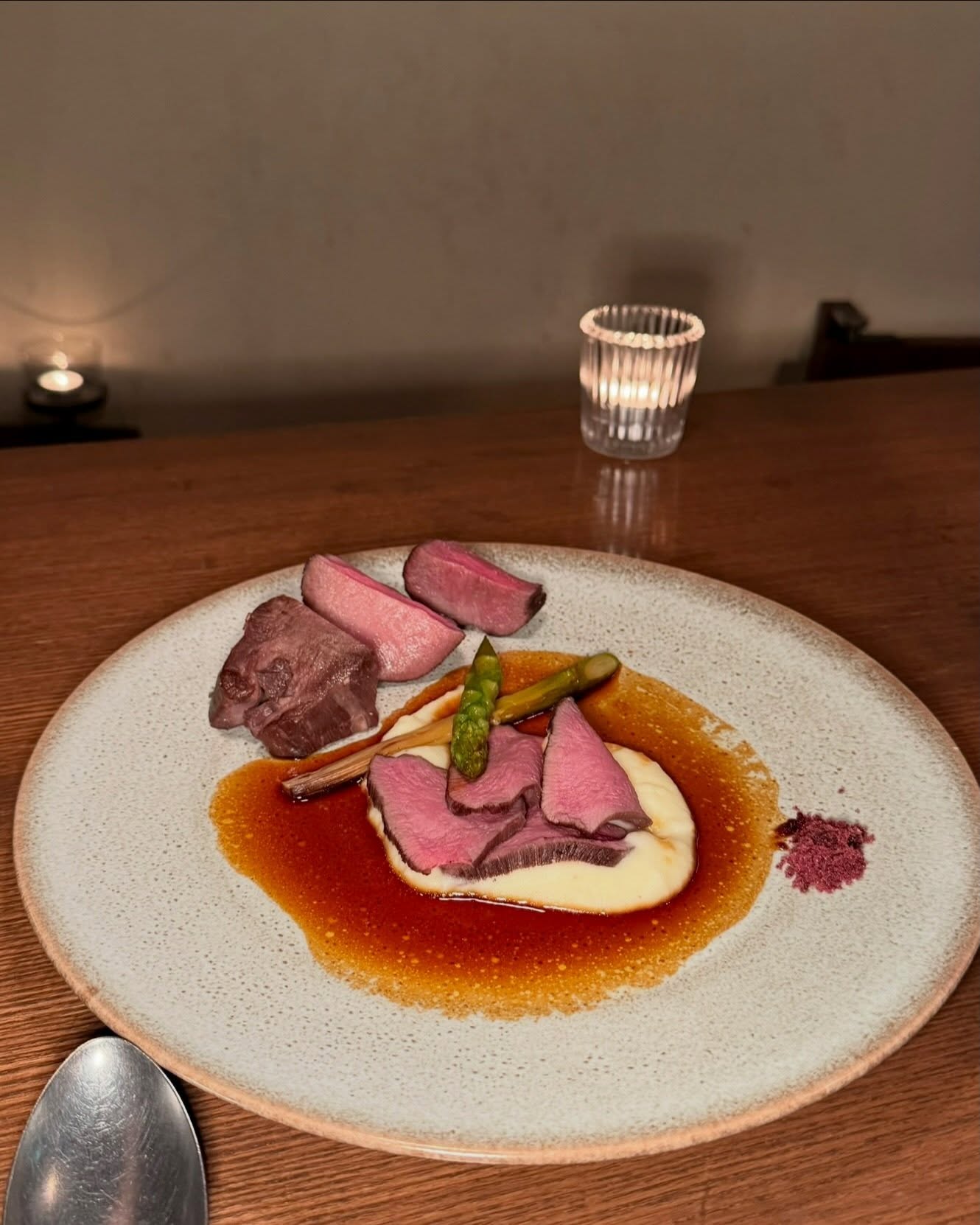 ソースを敷いた皿に盛られた肉料理