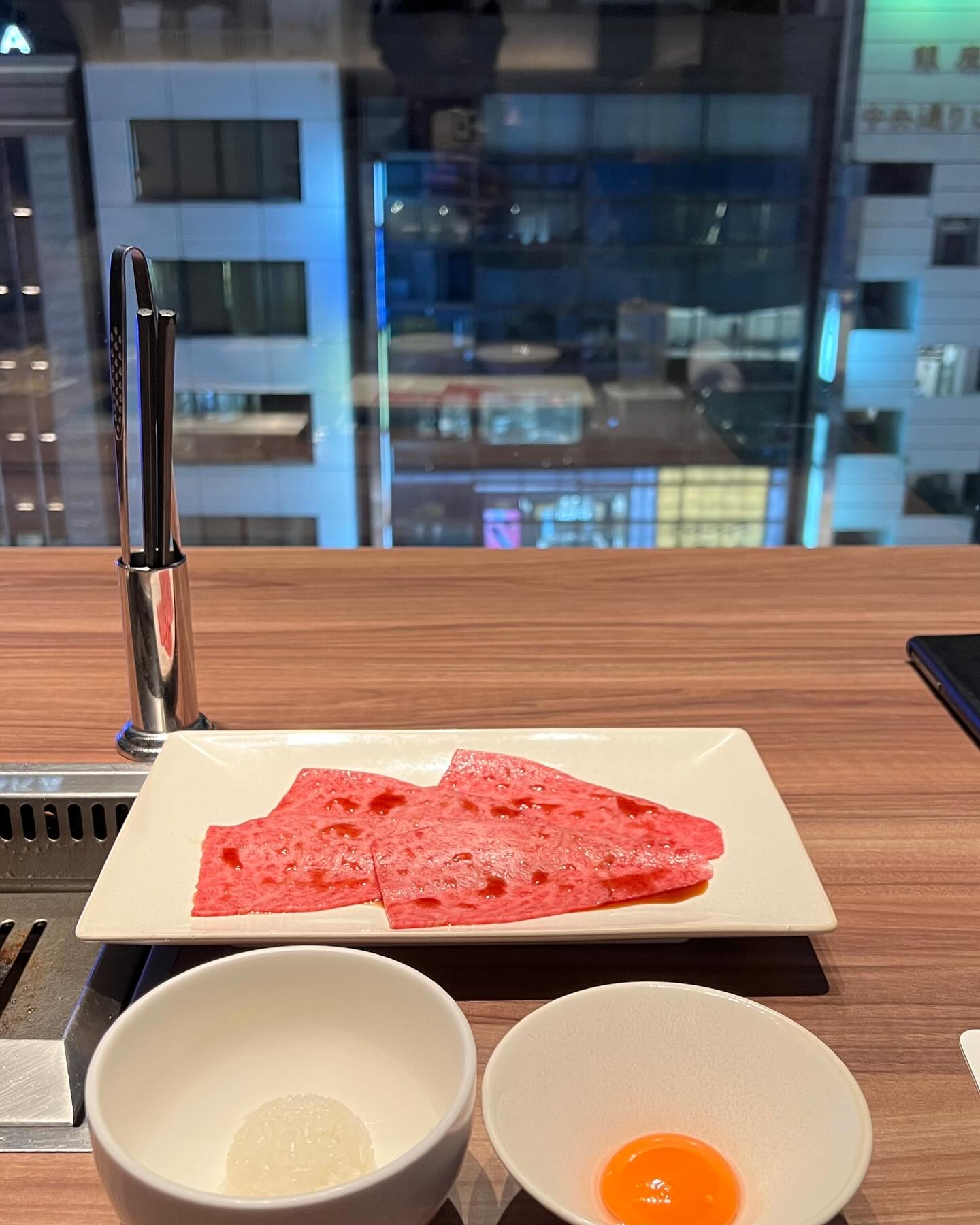 薄切りの牛肉に別添えの卵黄とご飯