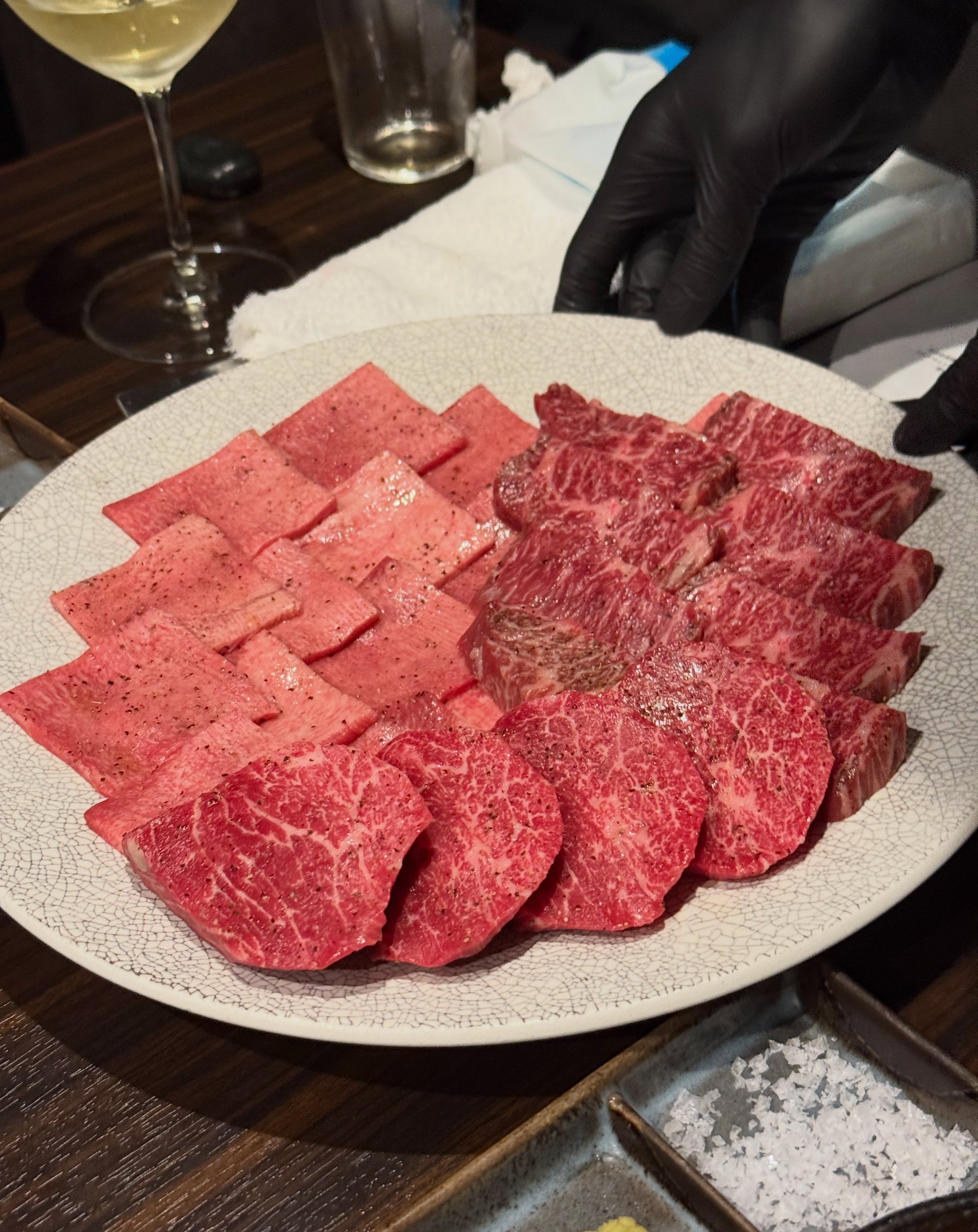 皿に並ぶ焼肉用の肉の盛り合わせ
