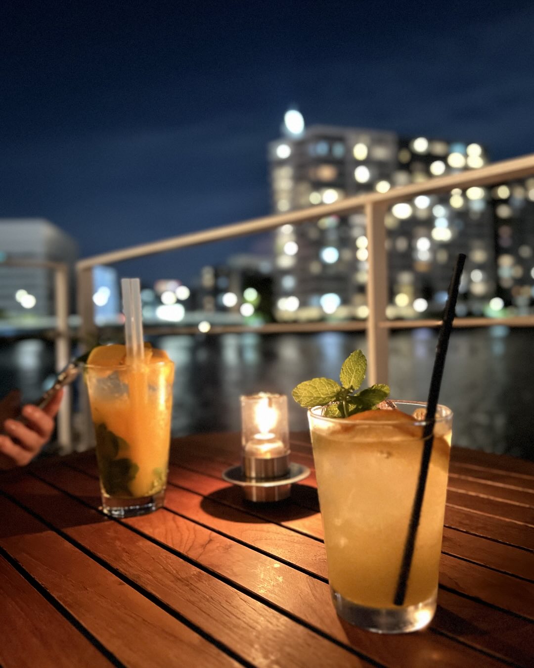 運河沿いのテーブルに置かれた2杯の飲み物（2025年投稿・改装前）