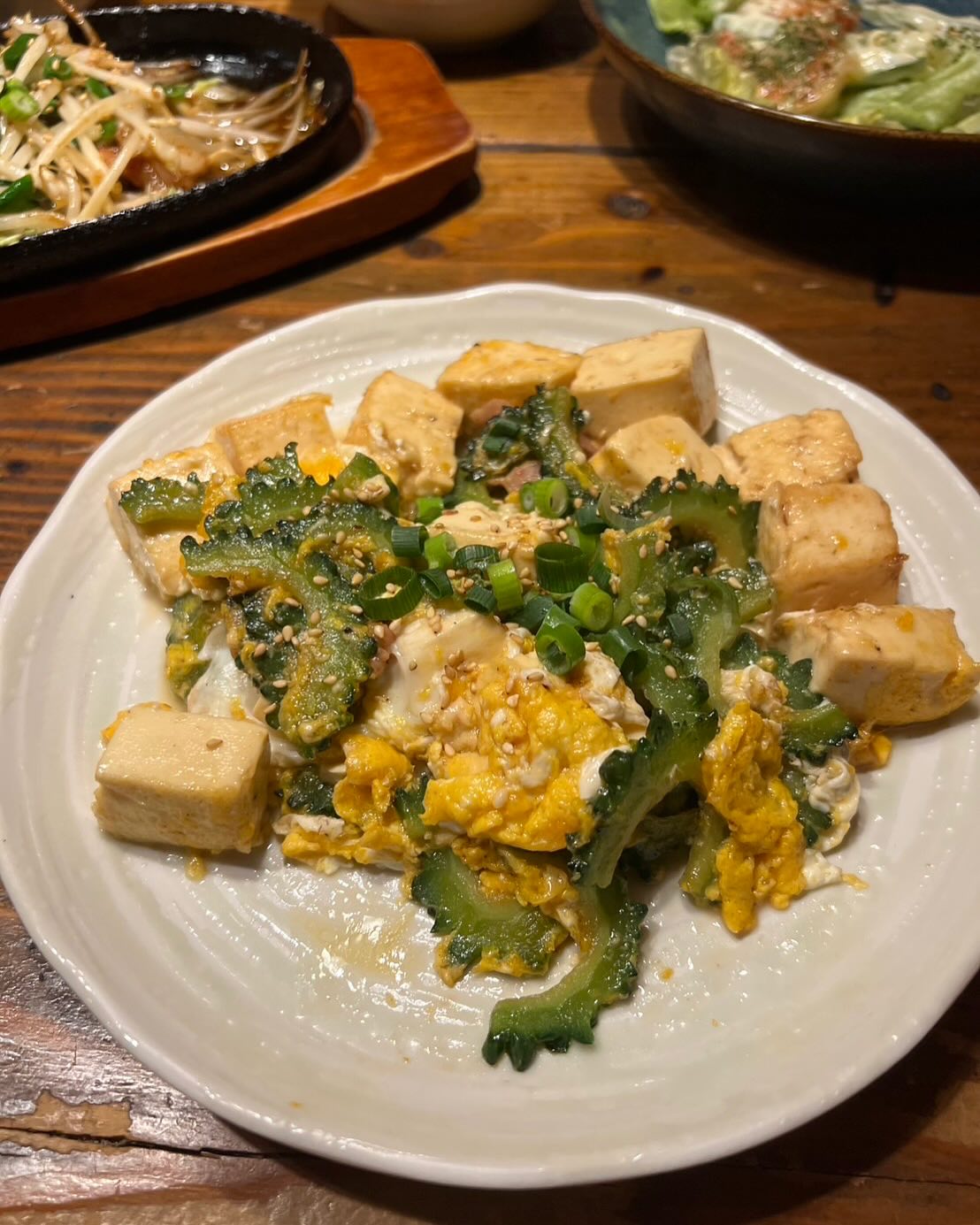 豆腐、卵、ゴーヤを合わせた料理