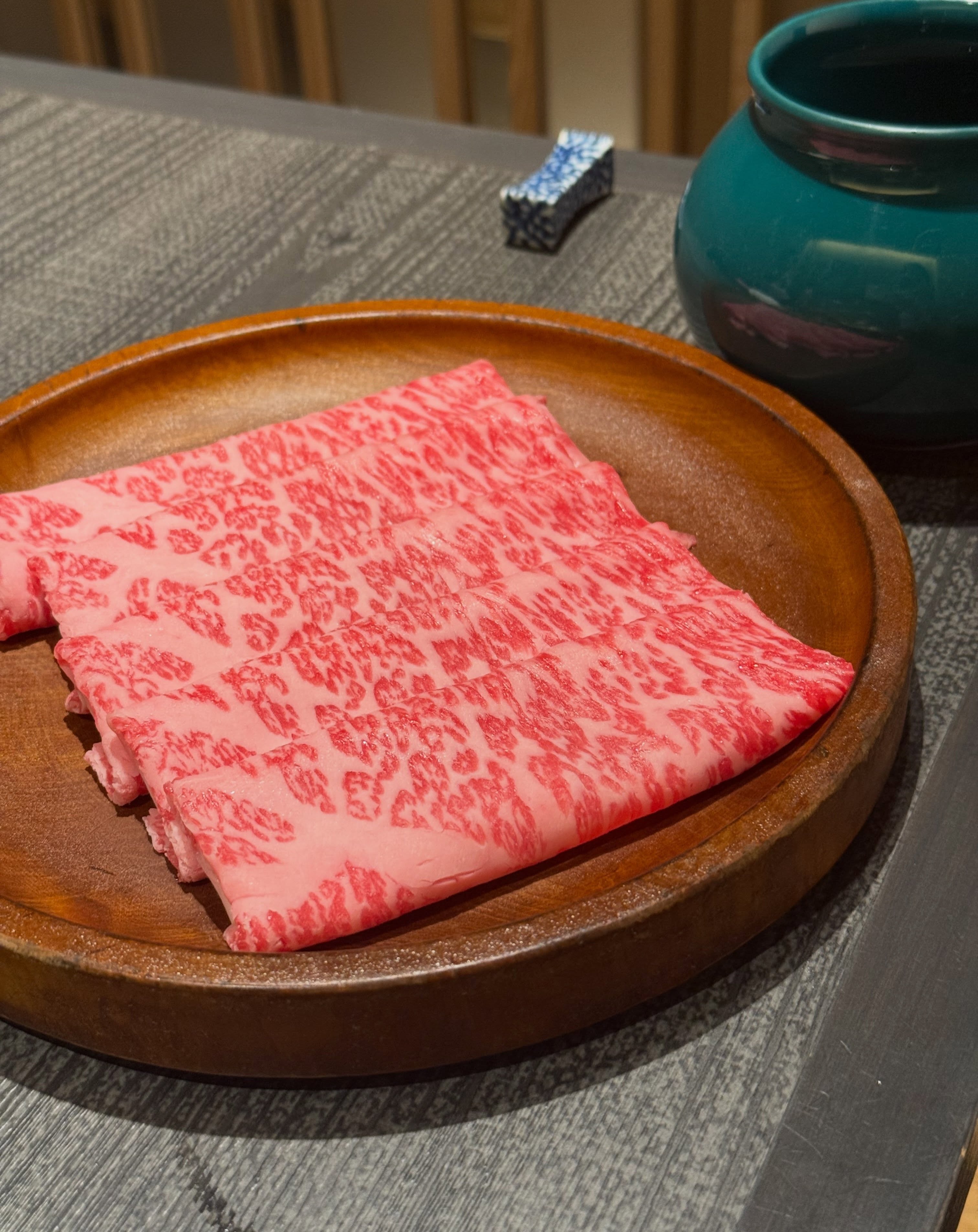 皿に並んだ霜降りの薄切り牛肉